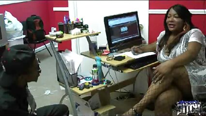 Una bruna in calze bianche prende video porno gratis con mature la guancia, poi si fa scopare sul tavolo dell'ufficio
